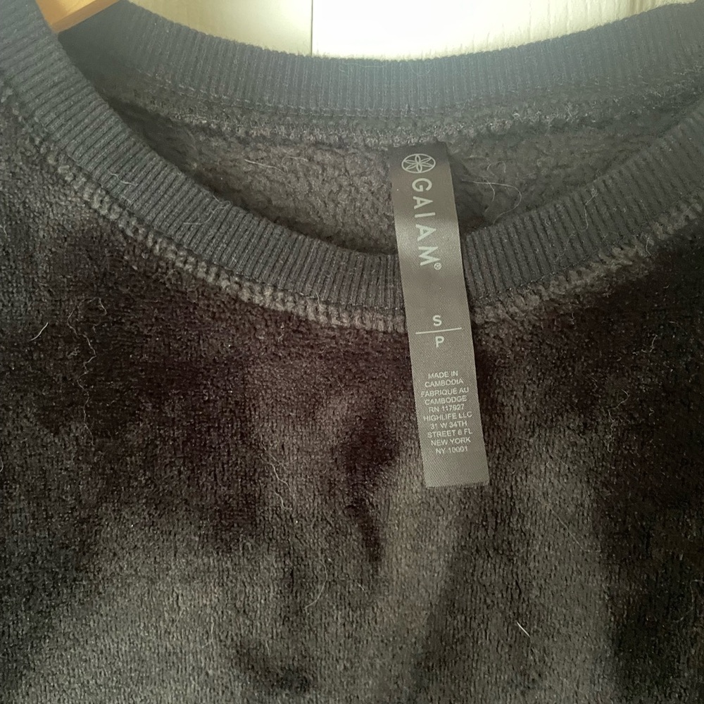 GAIAM Black Crewneck Sweater with Ribbed Trim